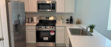 Frigorífico, microondas, horno y placa de cocina