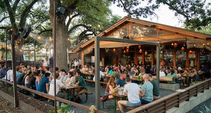 South Lamar Weekend GetawayWalk to Cafes + Dining