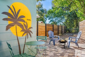 Outdoor dining - Beautiful East Orlando Home Near Everything (Orlando)