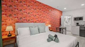 Tabla de planchar con plancha, wifi y ropa de cama