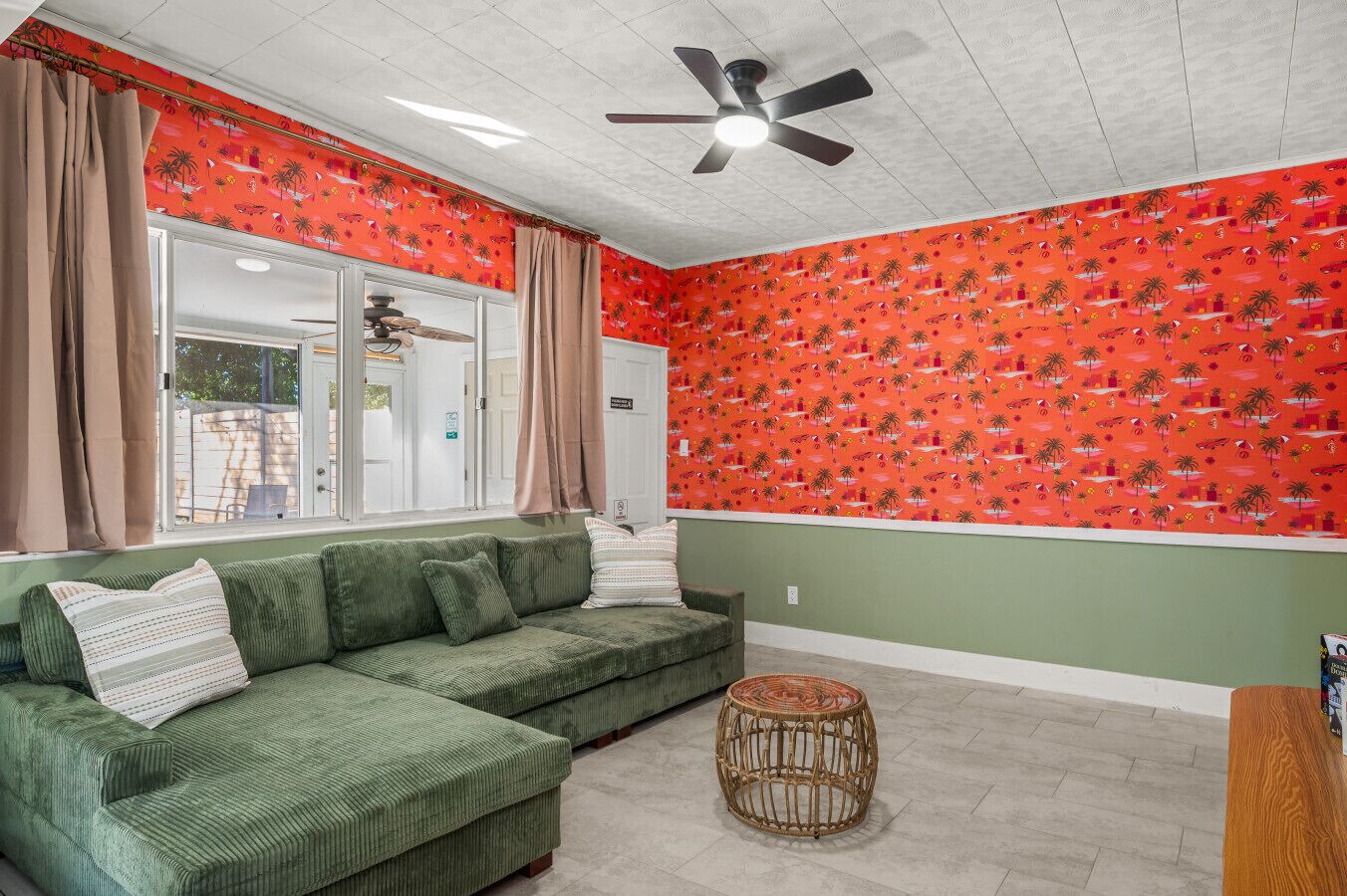 Fernseher, Kamin, Tischtennisplatte