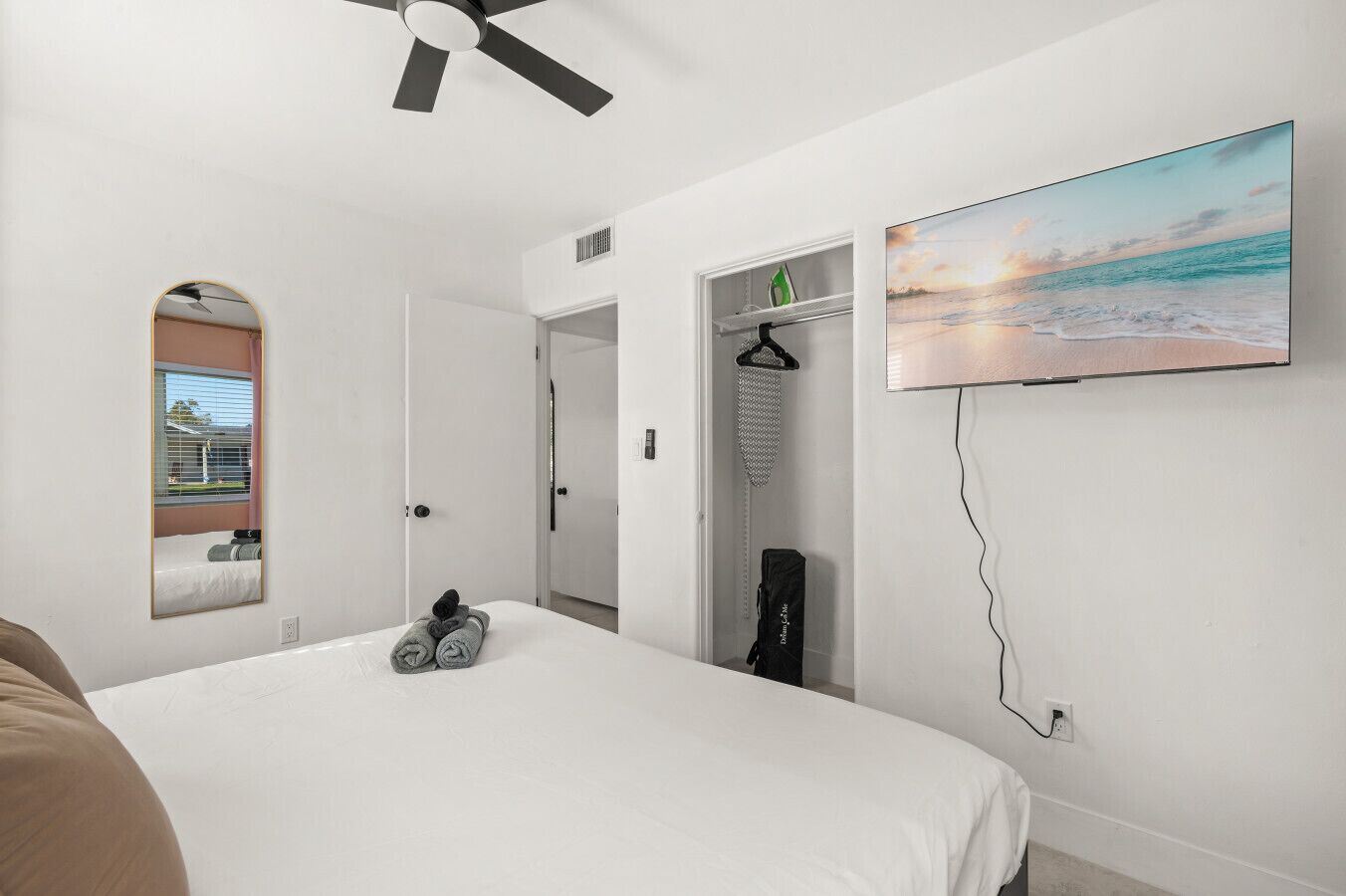 Desk, iron/ironing board, travel cot, WiFi