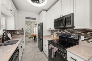 Fridge, microwave, oven, stovetop - Beautiful East Orlando Home Near Everything (Orlando)