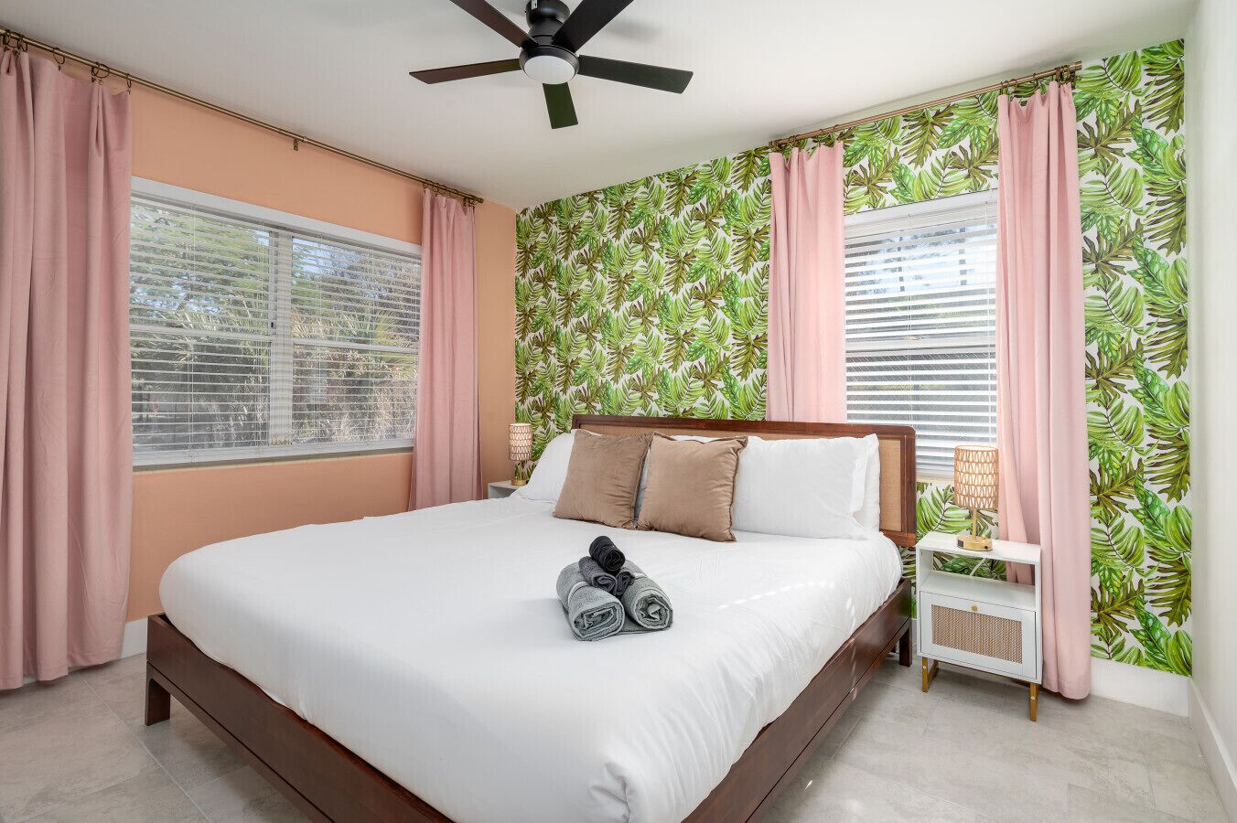 Schreibtisch, Bügeleisen/Bügelbrett, Reisekinderbett, WLAN