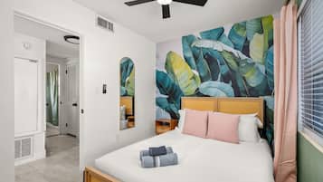 Una scrivania, ferro/asse da stiro, culla da viaggio, Wi-Fi