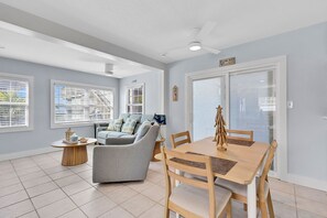 Dining - 2760 Gulf Blvd 2 ➠ Gorgeous Villa with Heated Pool & Beach Views! (Belleair Beach)