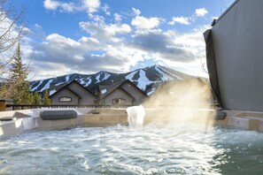 Outdoor spa tub - Lakota Antlers 108 | Private Hot Tub | Slope Views (Winter Park)