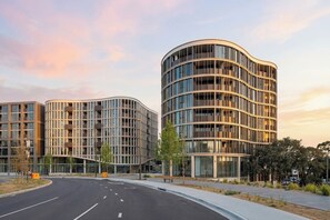 Exterior - Stylish 1BDR Sunlit Apartment w Rooftop Pool and Gym (Canberra)