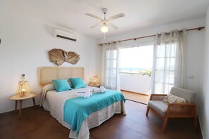 Tabla de planchar con plancha, cuna de viaje, wifi y ropa de cama 