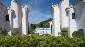 Señal para Villas Marinas con los números 2, 3 y 4.