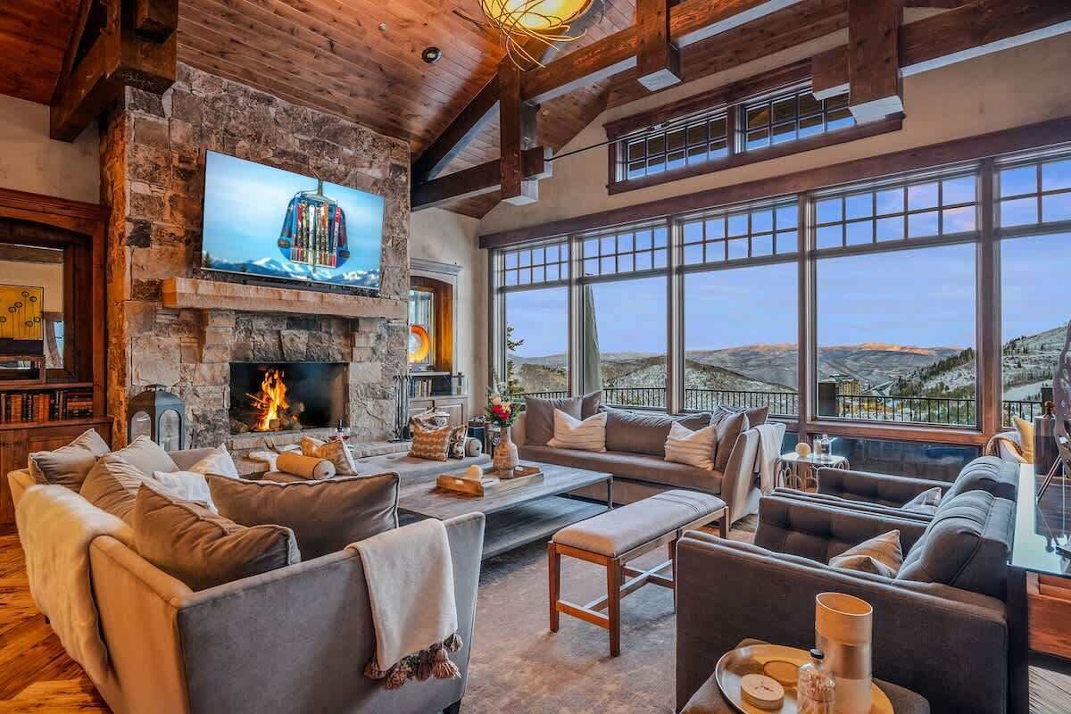 Televisión, chimenea y oficina 