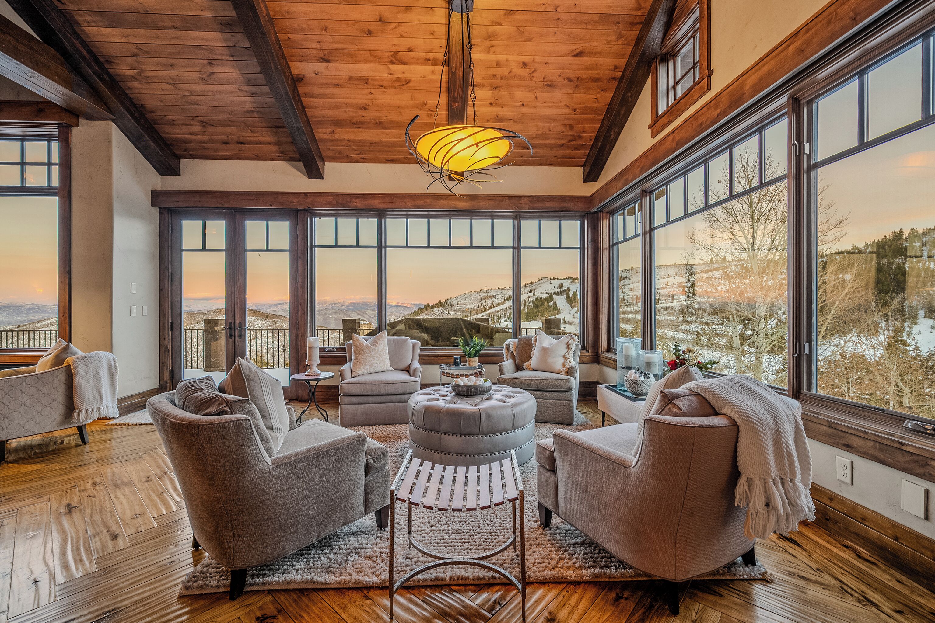 TV, peis, videospill og kontorer