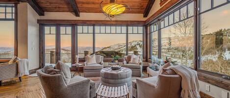 TV, peis, videospill og kontorer