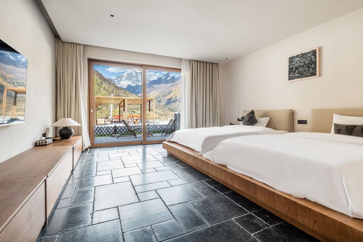 Habitación superior con 2 camas individuales | Cortinas blackout, wifi gratis y ropa de cama