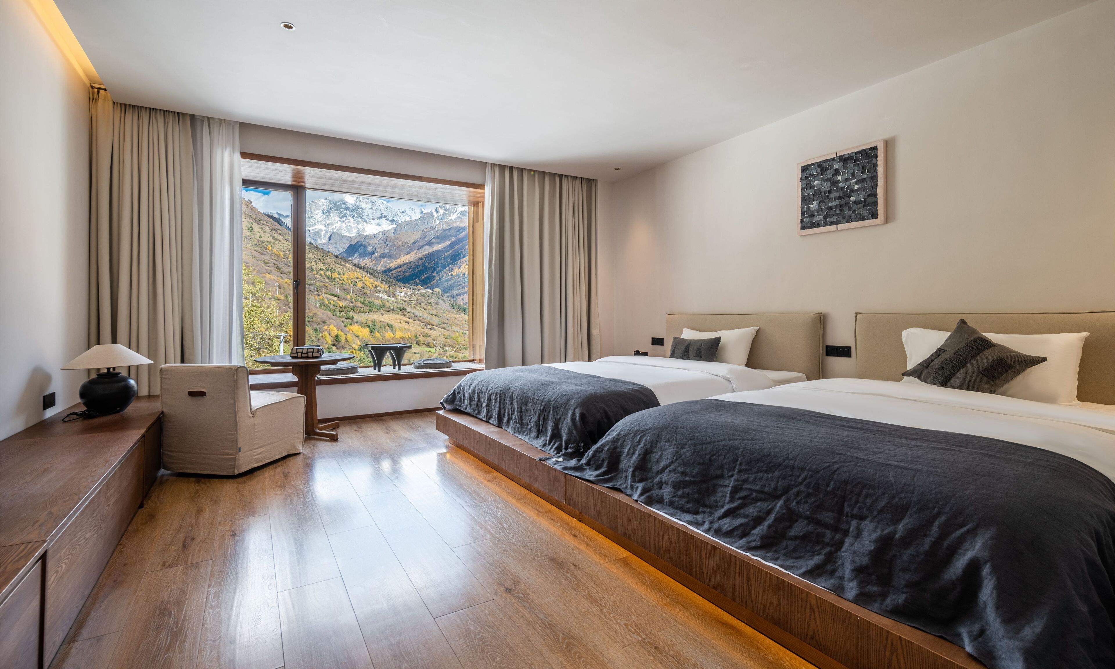 Habitación clásica con 2 camas individuales | Cortinas blackout, wifi gratis y ropa de cama 