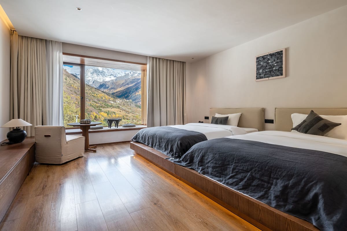 Habitación clásica con 2 camas individuales | Cortinas blackout, wifi gratis y ropa de cama