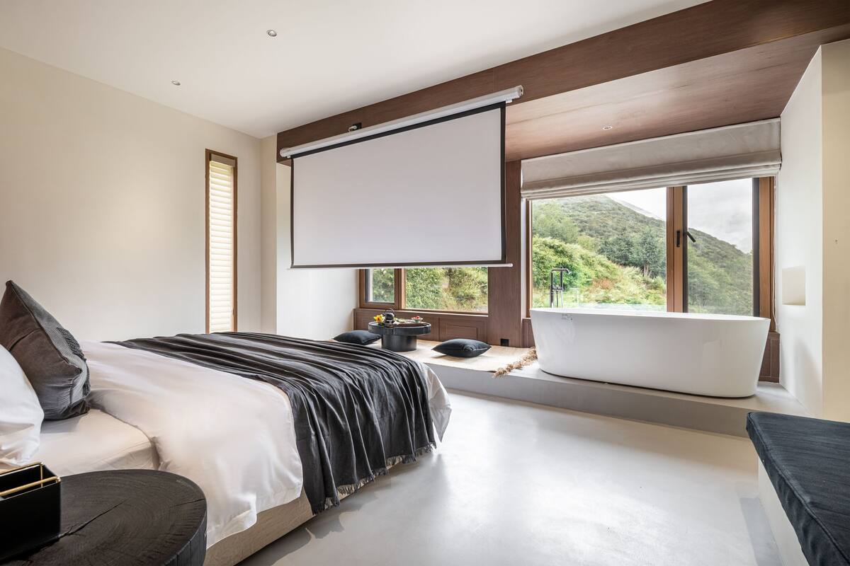 Habitación senior doble | Cortinas blackout, wifi gratis y ropa de cama