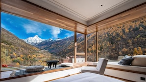 A modern bedroom with a large window overlooking a mountainous landscape. - Siguniang Mountain Wind-Waiting Homestay (Ngawa Autonomous Prefecture)