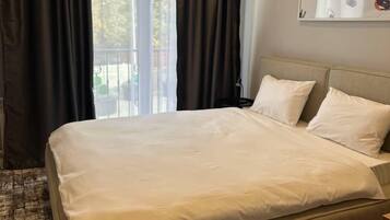 Deluxe tweepersoonskamer, uitzicht op de binnenplaats | Verduisterende gordijnen, geluiddichte muren