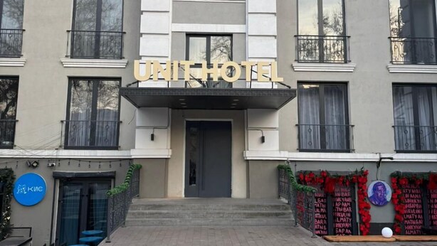 Edificio de URITHOTEL con entrada central, varias ventanas y balcones.