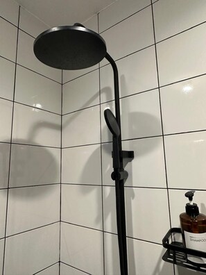 Eenvoudige tweepersoonskamer | Verduisterende gordijnen, geluiddichte muren