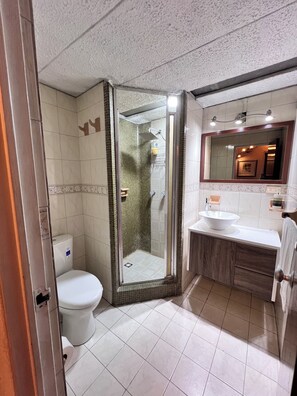 Shower, towels, soap - La Casa Bogota (Bogotá)