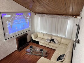 Télévision, cheminée, écrans d'ordinateur, imprimantes