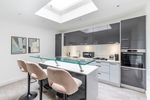 Fridge, microwave, oven, dishwasher - Blueground | Marylebone, view, nr Regent's Park (London)