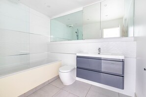 Hair dryer, towels - Blueground | Marylebone, view, nr Regent's Park (London)