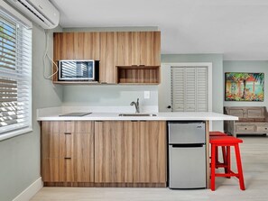 Fridge, microwave, stovetop, cookware/dishes/utensils - Beachside 1BR in Hollywood | Parking + WiFi (Hollywood)