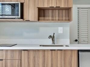 Fridge, microwave, stovetop, cookware/dishes/utensils - Beachside 1BR in Hollywood | Parking + WiFi (Hollywood)