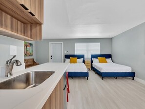 Iron/ironing board, WiFi, bed sheets - Beachside 1BR in Hollywood | Parking + WiFi (Hollywood)