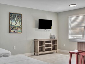 Iron/ironing board, WiFi, bed sheets - Beachside 1BR in Hollywood | Parking + WiFi (Hollywood)