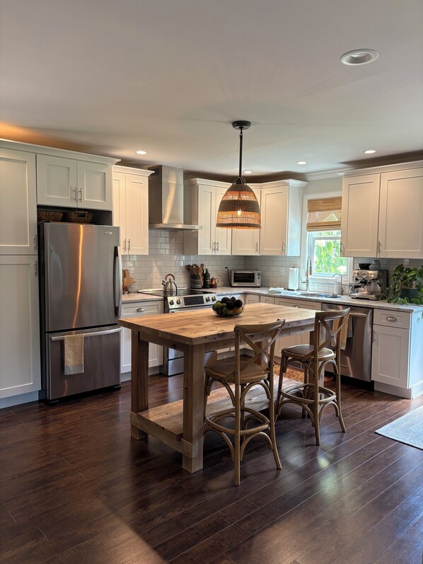 Fridge, oven, stovetop, dishwasher