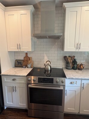 Fridge, oven, stovetop, dishwasher