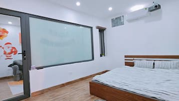 Suite | Desk, laptop workspace, free WiFi