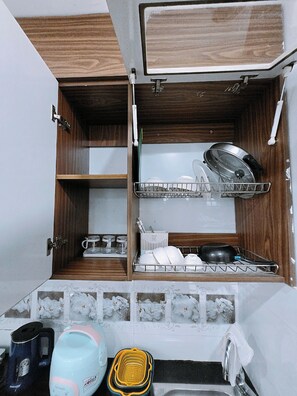 Suite | Privékeuken | Een koelkast, een kookplaat, kookgerei, borden en bestek