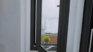 Ein schmales Fenster mit Blick auf ein Schlafzimmer.