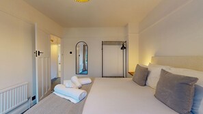 Desk, iron/ironing board, WiFi, bed sheets