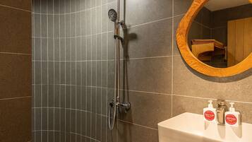 Junior Room, City View | Bilik Mandi | Pancuran mandi, kelengkapan dandanan diri percuma, pengering rambut