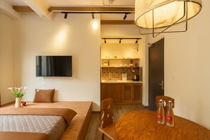 Desk, laptop workspace, free WiFi - UC CityStay Boutique Hanoi (Hoan Kiem)