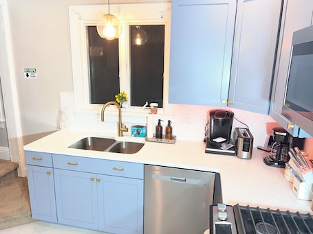専用キッチン. 3 bed House near Strong Memorial Hospital with King size bed and a garage