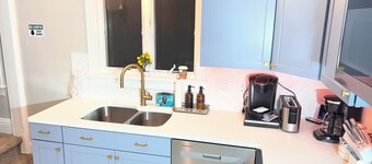 3 bed House  near Strong Memorial Hospital with King size bed and a garage