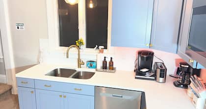 3 bed House near Strong Memorial Hospital with King size bed and a garage