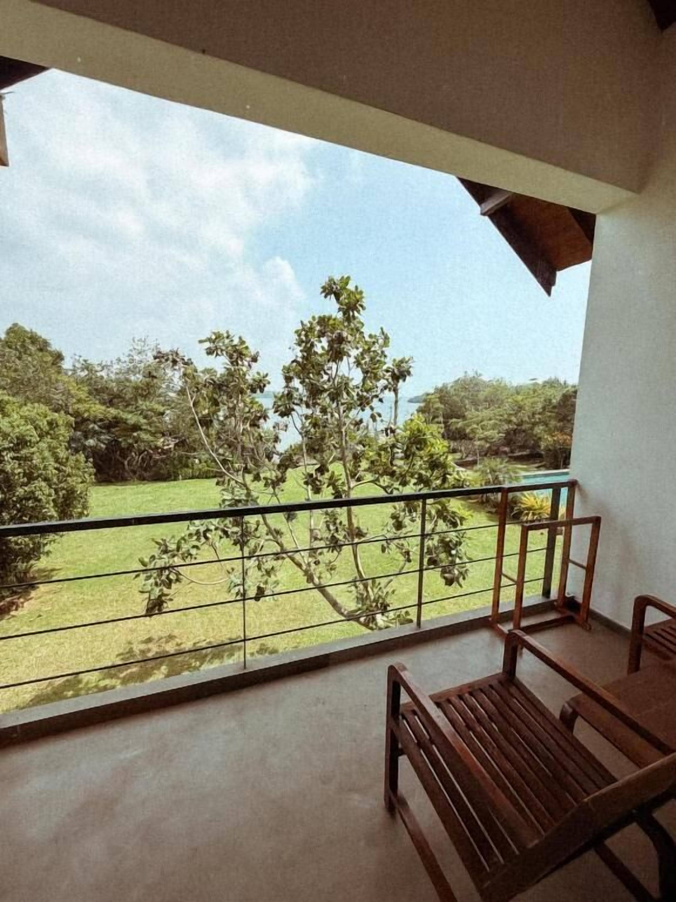 Tripla Deluxe, balcone, vista lago | Una cassaforte in camera, tende oscuranti, insonorizzazione