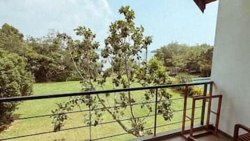 Tripla Deluxe, balcone, vista lago | Una cassaforte in camera, tende oscuranti, insonorizzazione