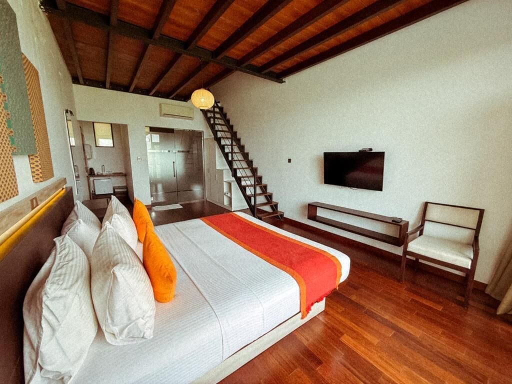 Chambre familiale, balcon, vue sur le lac | Literie de qualité, lit avec matelas en mousse à mémoire, minibar