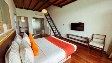 Chambre familiale, balcon, vue sur le lac | Literie de qualité, lit avec matelas en mousse à mémoire, minibar