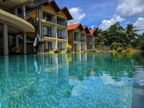 สระว่ายน้ำกลางแจ้ง