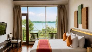 Familiekamer, balkon, uitzicht op meer | Luxe beddengoed, bedden met traagschuimmatras, een minibar